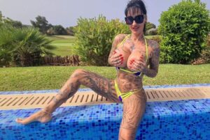 milf-sari-sander-im-pool